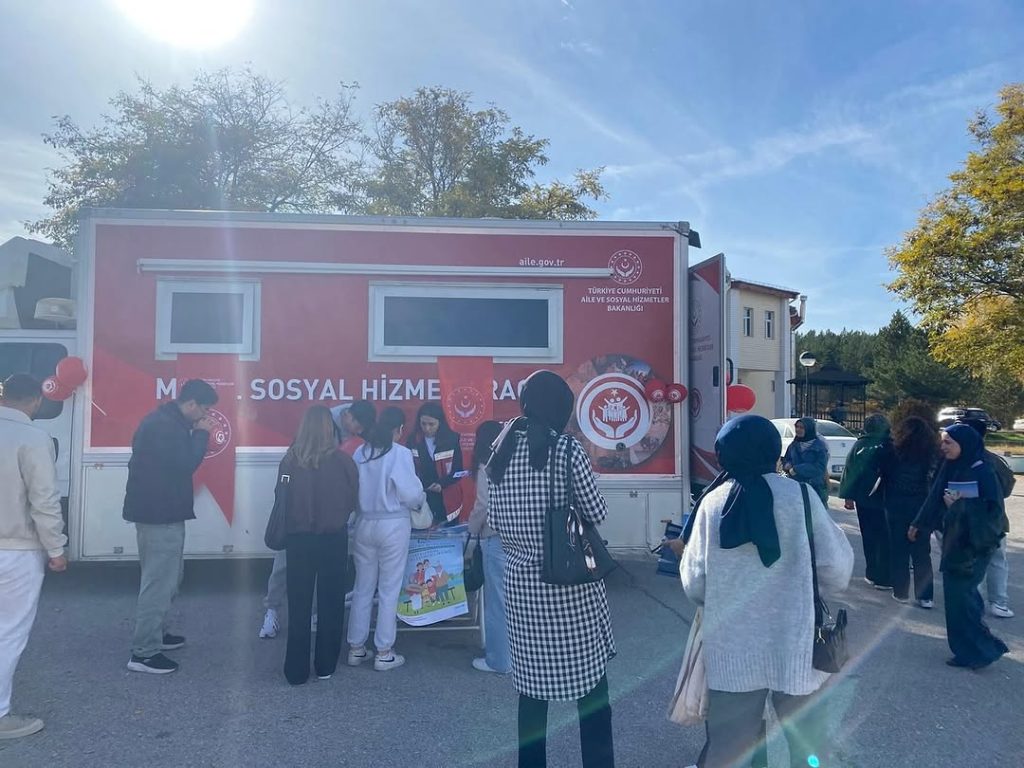 Sivas'ta Mobil Sosyal Hizmet Aracı Üniversite Kampüsünde Öğrencilerle Buluştu Sivas’ta Mobil Sosyal Hizmet Aracı Üniversite Kampüsünde Öğrencilerle Buluştu