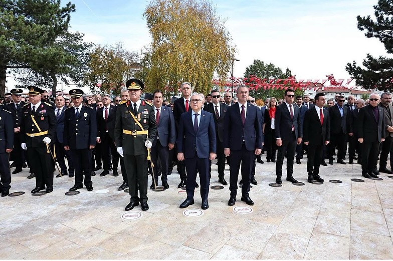 Sivas'ta 102. Yıl Coşkusu: Cumhuriyet Bayramı'nda Anlamlı Tören Sivas’ta 102. Yıl Coşkusu: Cumhuriyet Bayramı’nda Anlamlı Tören