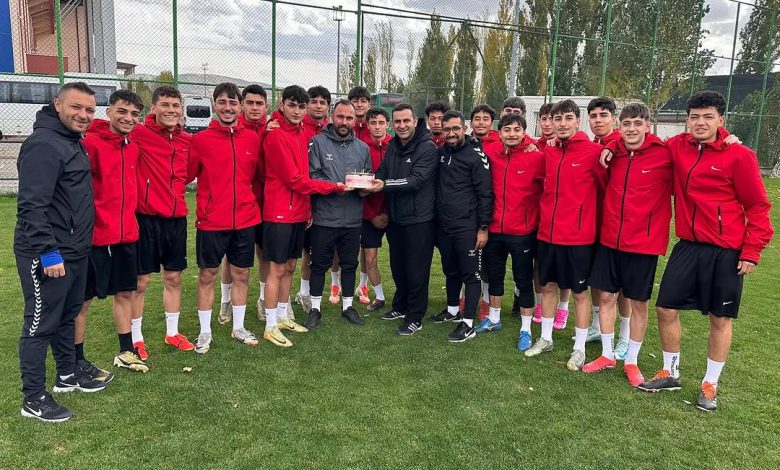Sivas Belediye Spor U19 Takımı, Kulüp Müdürü Mehmet Öcal'ın Doğum Gününü Kutladı DQWnkOIjJYm | Gündem Sivas™ Haber
