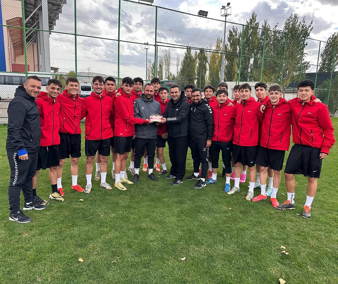 Sivas Belediye Spor U19 Takımı, Kulüp Müdürü Mehmet Öcal'ın Doğum Gününü Kutladı