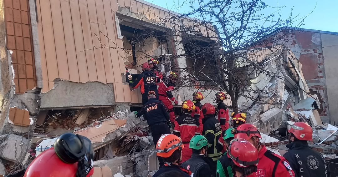 Gebze'de Bina Çöktü: 5 Kişi Enkaz Altında, Yoğun Kurtarma Çalışması Başlatıldı