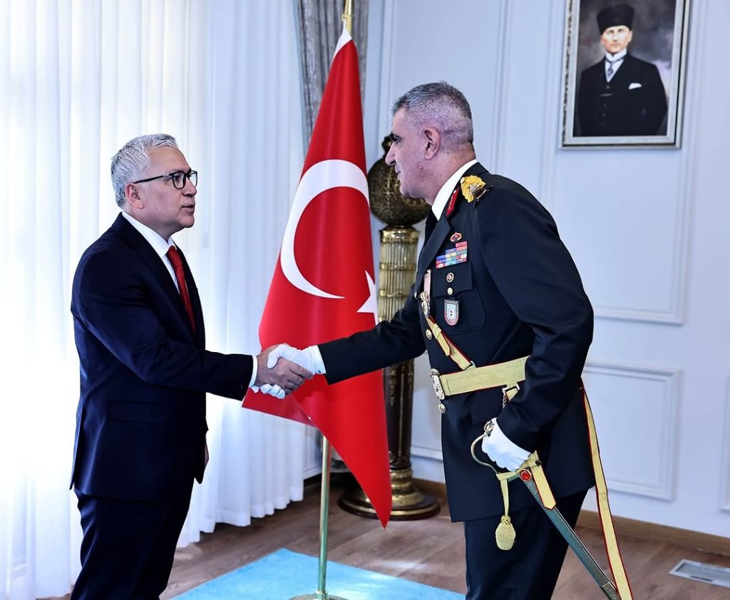 Sivas'ta 29 Ekim Cumhuriyet Bayramı Kutlamaları Kapsamında Tarihi Valilik Makamında Tebrikat Töreni Düzenlendi Sivas’ta 29 Ekim Cumhuriyet Bayramı Kutlamaları Kapsamında Tarihi Valilik Makamında Tebrikat Töreni Düzenlendi