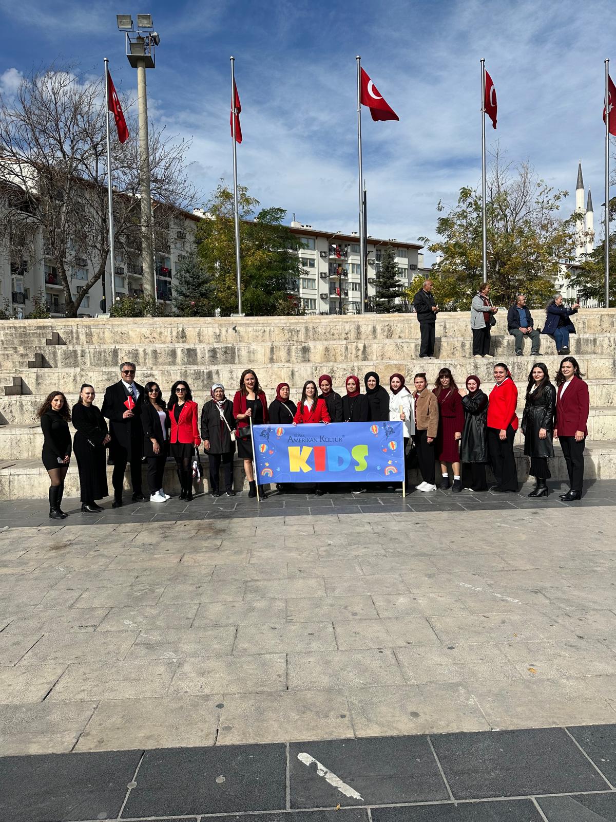 Sivas AKD Kids İngilizce Anaokulu'ndan Cumhuriyet'in 102. Yılına Coşkulu Kutlama! Minik Yürekler İstasyon Caddesi'ni Salladı