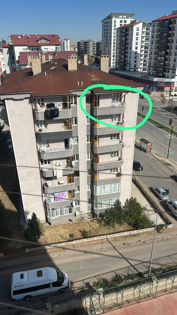 Sivas’ta Feci Olay: Kadın Yüksek Katlı Binadan Düşerek Hayatını Kaybetti