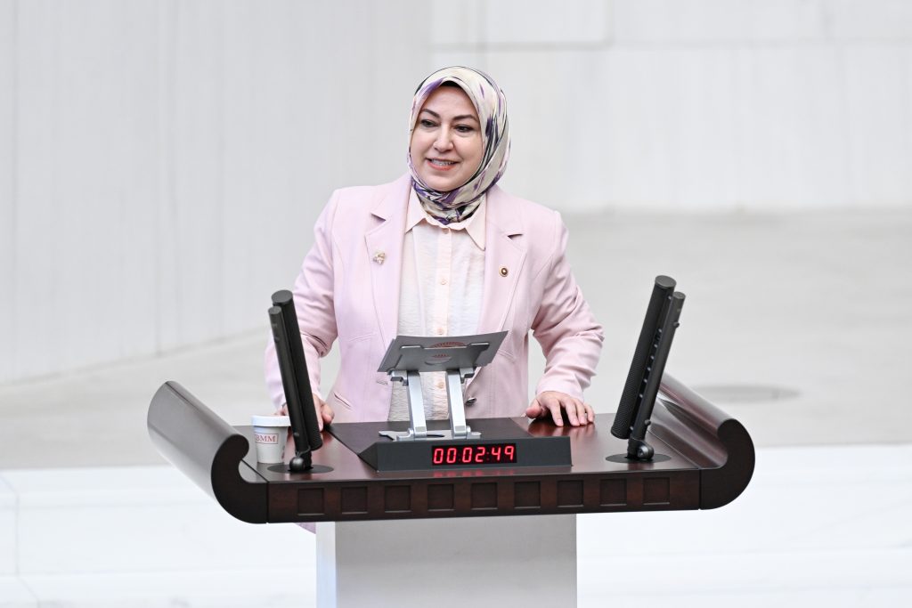 AK Parti Sivas Milletvekili Rukiye Toy’dan 24 Kasım Öğretmenler Günü Mesajı: “Eğitimin Mimarları”