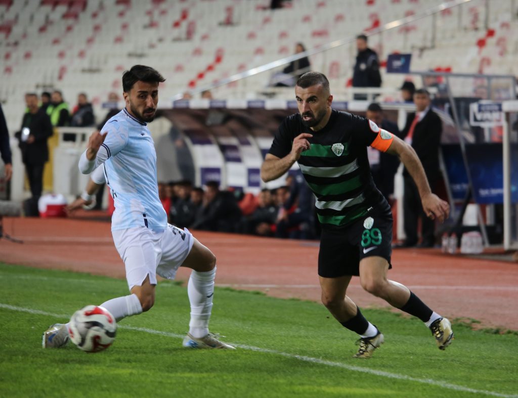 Serik Spor, Sivas Deplasmanında Adana Demirspor'u Dört Gole Boğdu: Liderlik Yarışında Kritik Galibiyet! AW571079 03 | Gündem Sivas™ Haber