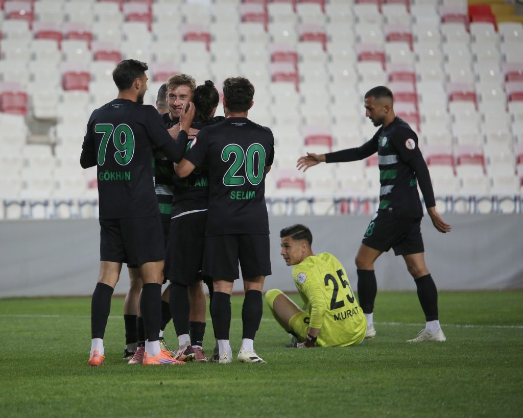 Serik Spor, Sivas Deplasmanında Adana Demirspor'u Dört Gole Boğdu: Liderlik Yarışında Kritik Galibiyet! AW571079 06 | Gündem Sivas™ Haber