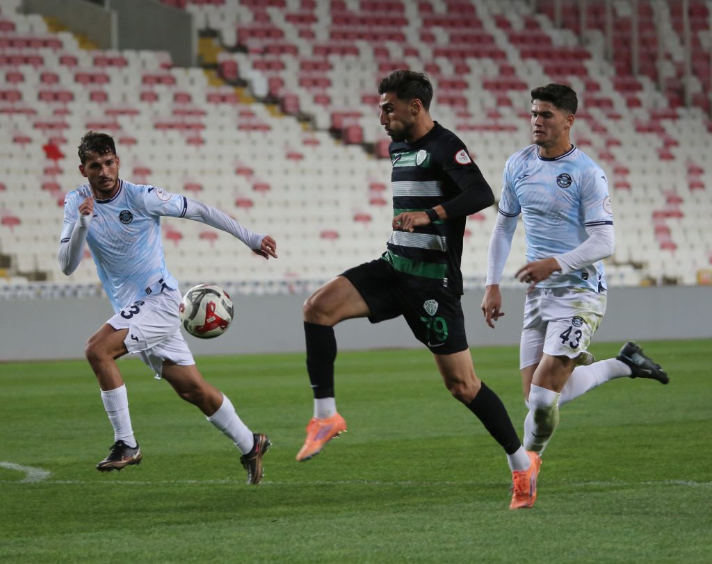 Serik Spor, Sivas Deplasmanında Adana Demirspor'u Dört Gole Boğdu: Liderlik Yarışında Kritik Galibiyet! AW571079 08 | Gündem Sivas™ Haber
