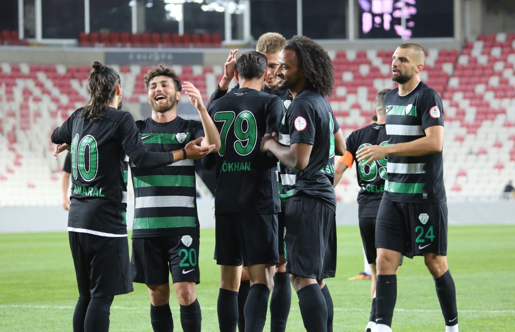 Serik Spor, Sivas Deplasmanında Adana Demirspor'u Dört Gole Boğdu: Liderlik Yarışında Kritik Galibiyet! AW571079 09 | Gündem Sivas™ Haber