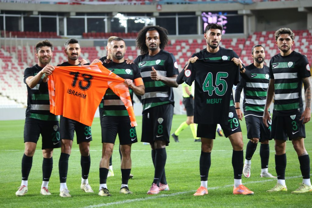 Serik Spor, Sivas Deplasmanında Adana Demirspor'u Dört Gole Boğdu: Liderlik Yarışında Kritik Galibiyet! AW571079 10 | Gündem Sivas™ Haber