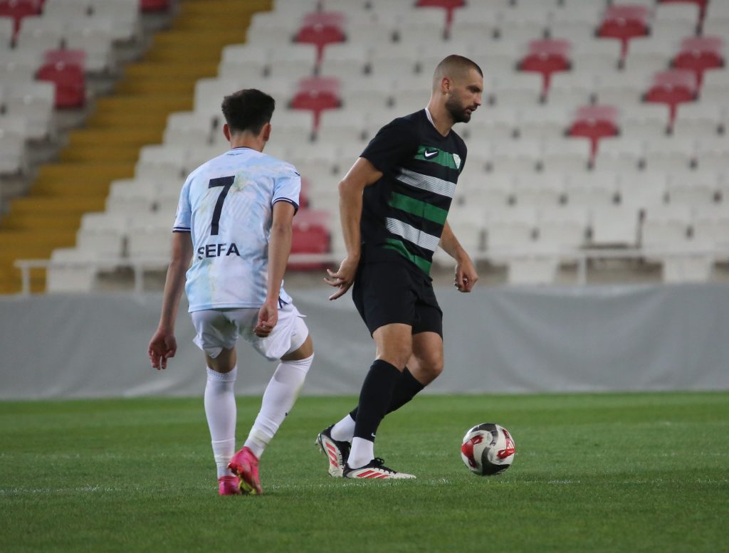 Serik Spor, Sivas Deplasmanında Adana Demirspor'u Dört Gole Boğdu: Liderlik Yarışında Kritik Galibiyet! AW571079 12 | Gündem Sivas™ Haber