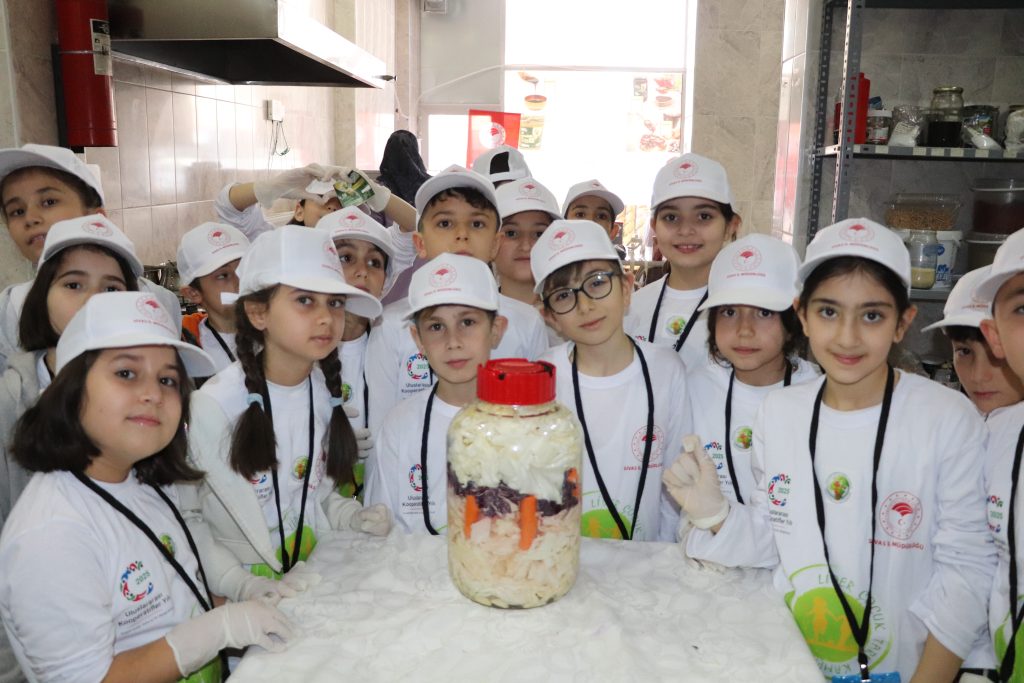 Sivas'ta Minik Çiftçiler İş Başında: Lider Çocuk Tarım Kampı'nda Tarhana ve Turşu Mesaisi Sivas’ta Minik Çiftçiler İş Başında: Lider Çocuk Tarım Kampı’nda Tarhana ve Turşu Mesaisi