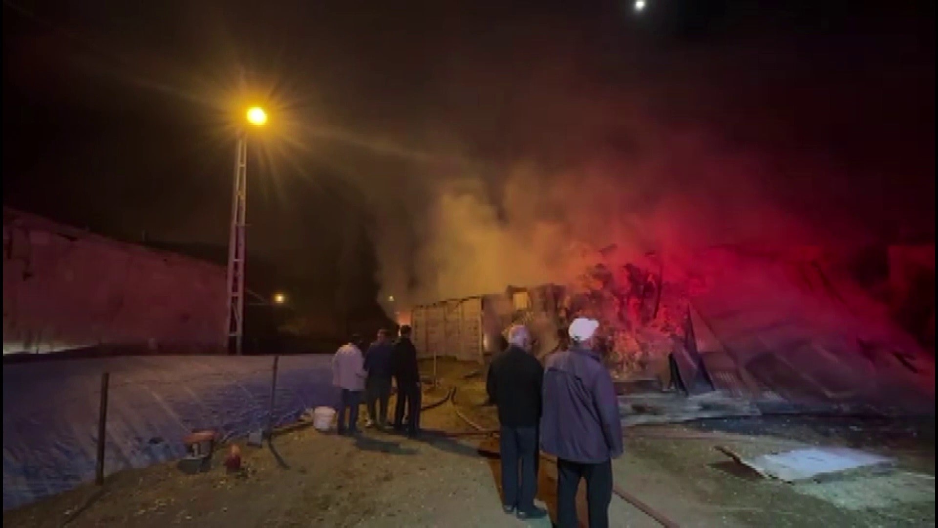 Sivas Köyünde Ahır Yangını Paniği: Köylüler Hayvanları Kurtardı!