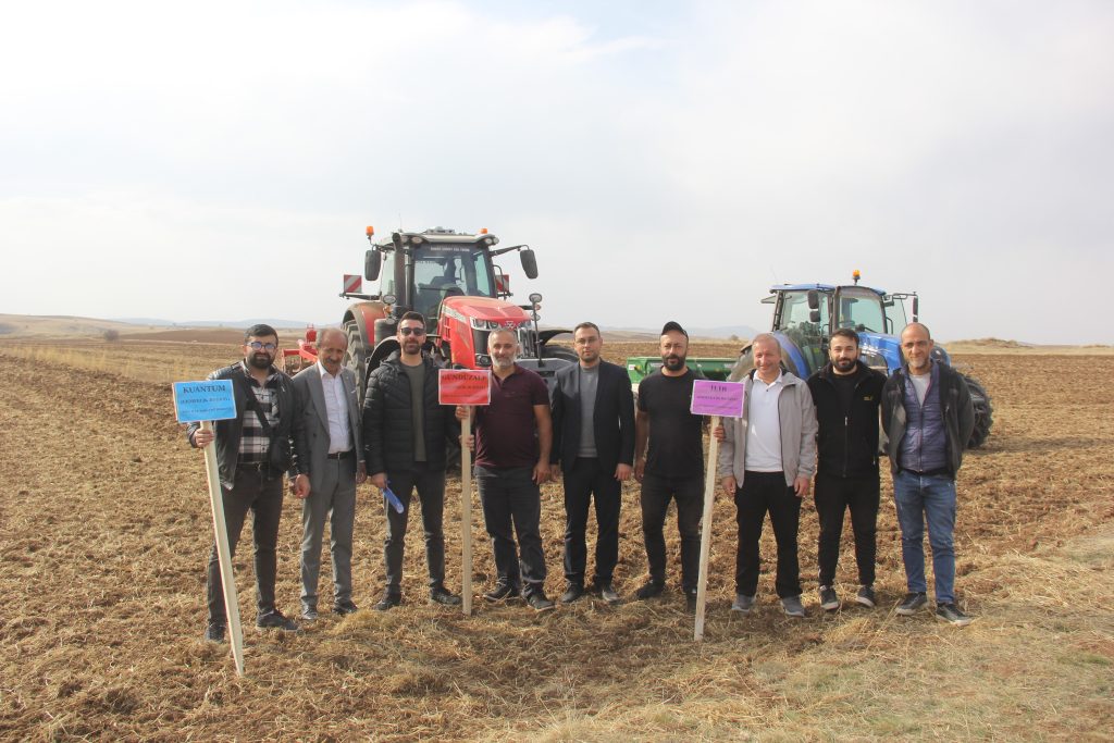 Sivas'ta Kamu-Üniversite İşbirliğiyle 5 Yeni Ekmeklik Buğday Tohumu Toprakla Buluştu! Sivas’ta Kamu-Üniversite İşbirliğiyle 5 Yeni Ekmeklik Buğday Tohumu Toprakla Buluştu!