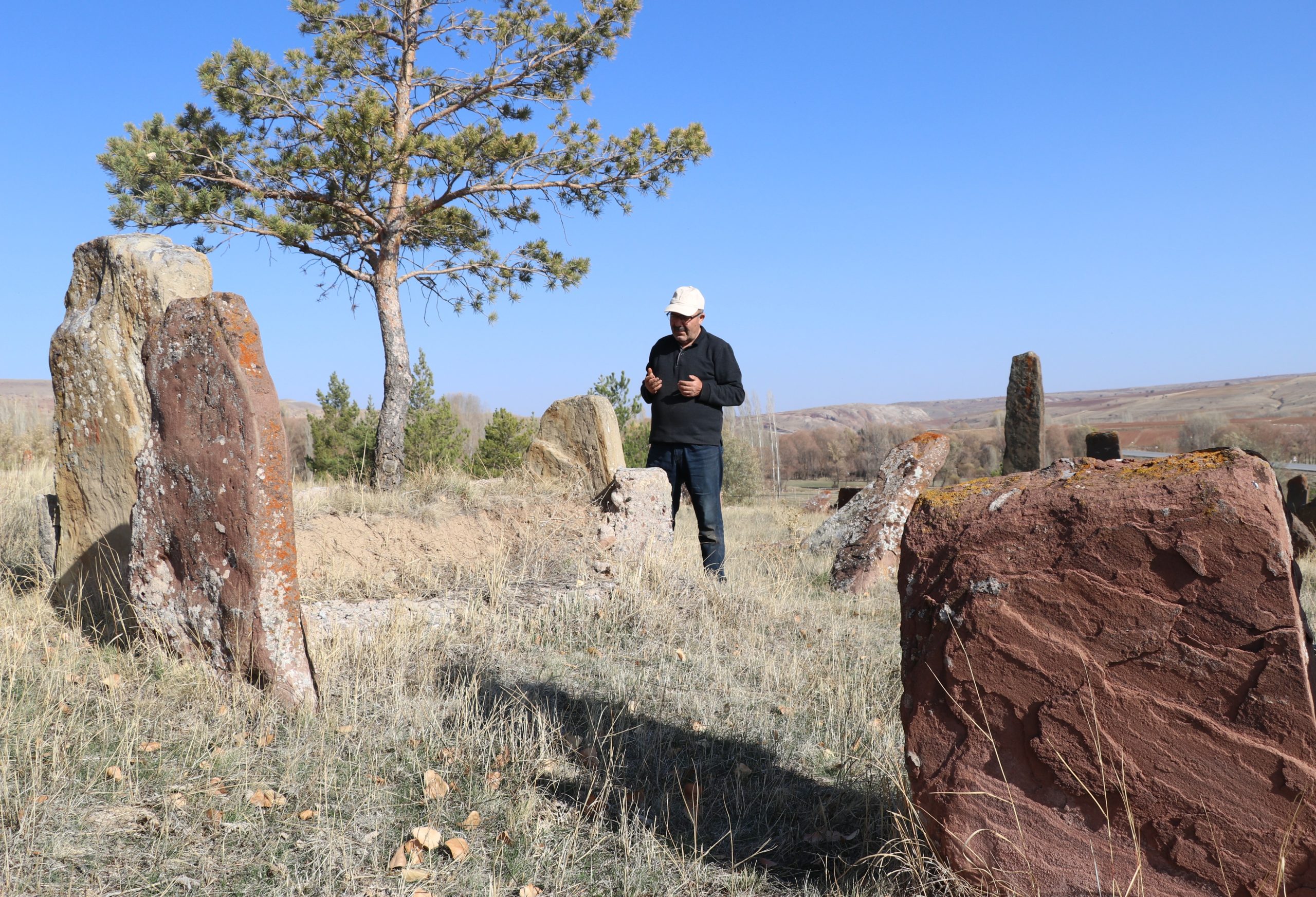 Sivas Karayün Köyü'ndeki 4 Asırlık Gizemli Mezarlık: Orhun Kitabelerini Andıran Taşlar