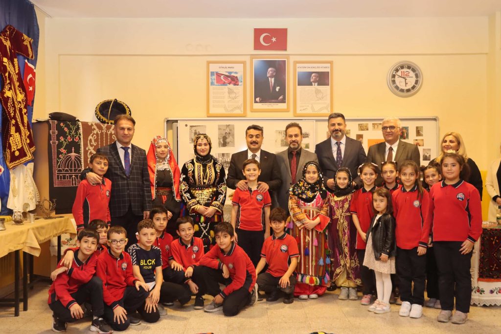 Sivas'a Değer Projesi: Milli Kültürümüz ve Biz Etkinliği Gönülleri Fethetti AW577805 05 | Gündem Sivas™ Haber