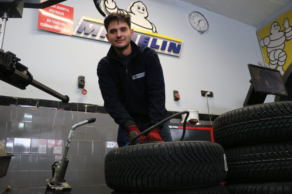 Kış Geliyor: Lastikçilerde Yoğun Mesai Başladı! Güvenli Sürüş İçin Kritik Uyarılar AW577901 04 | Gündem Sivas™ Haber