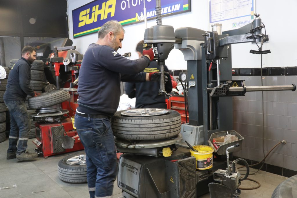 Kış Geliyor: Lastikçilerde Yoğun Mesai Başladı! Güvenli Sürüş İçin Kritik Uyarılar AW577901 05 | Gündem Sivas™ Haber