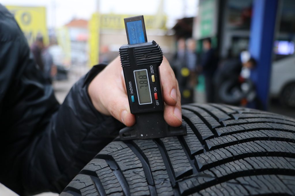 Kış Geliyor: Lastikçilerde Yoğun Mesai Başladı! Güvenli Sürüş İçin Kritik Uyarılar AW577901 06 | Gündem Sivas™ Haber