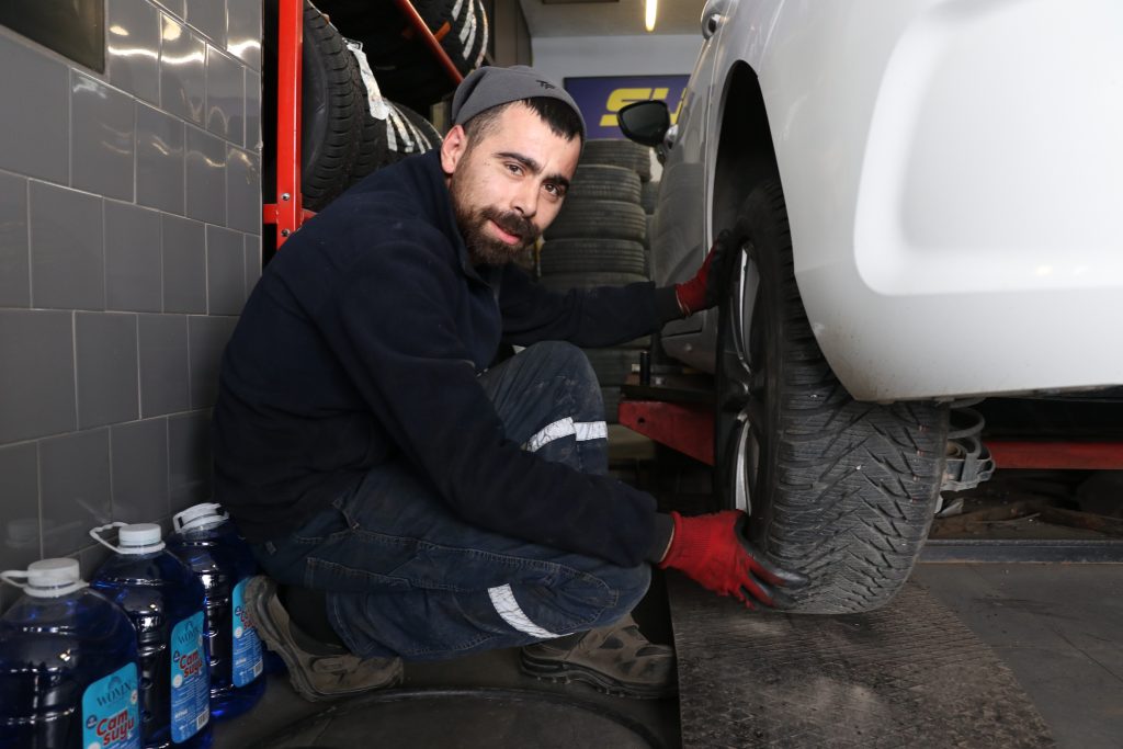 Kış Geliyor: Lastikçilerde Yoğun Mesai Başladı! Güvenli Sürüş İçin Kritik Uyarılar AW577901 07 | Gündem Sivas™ Haber