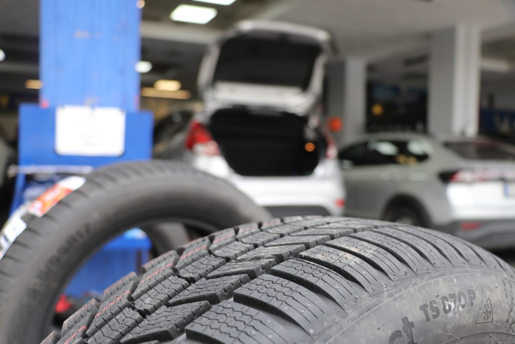 Kış Geliyor: Lastikçilerde Yoğun Mesai Başladı! Güvenli Sürüş İçin Kritik Uyarılar