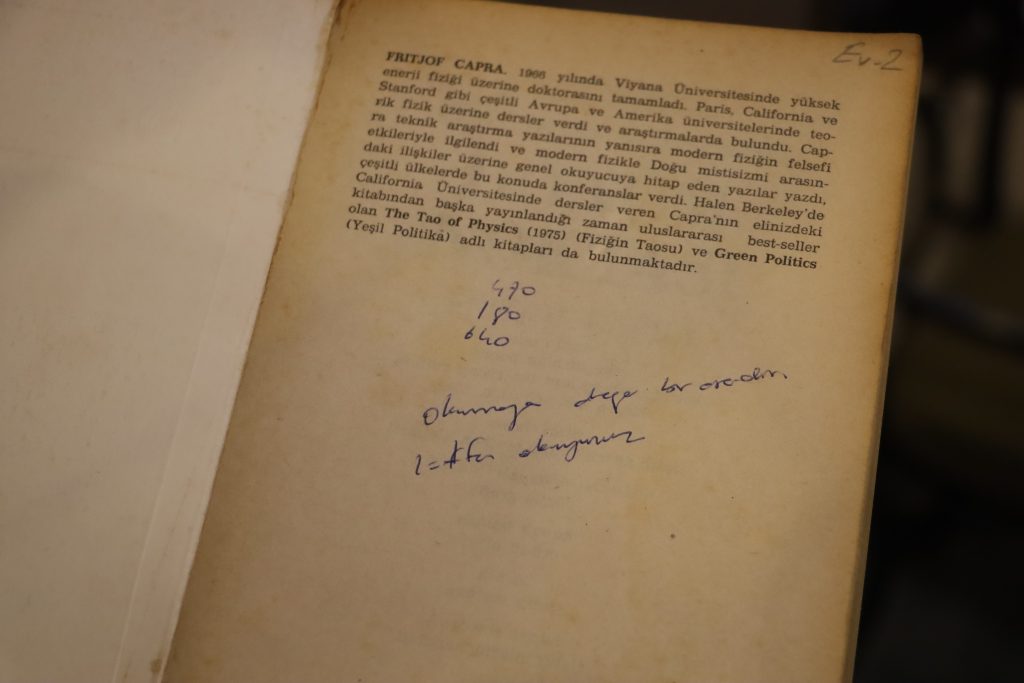 Kuşaktan Kuşağa Duygu ve Bilgi Aktarımı: İkinci El Kitaplardaki Gizemli Notların Büyüsü AW578538 05 | Gündem Sivas™ Haber