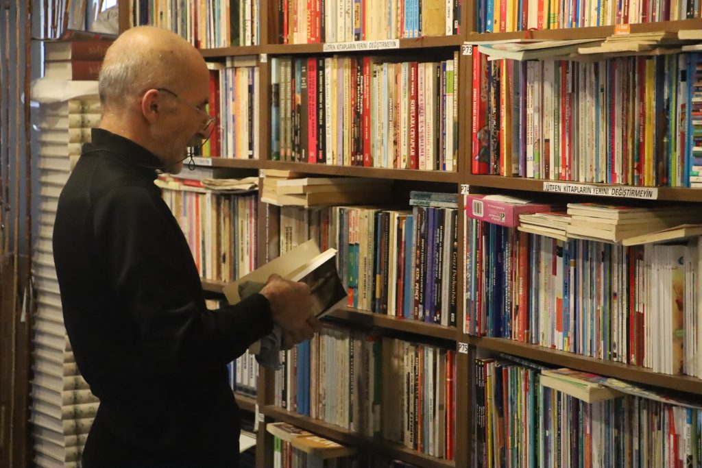 Kuşaktan Kuşağa Duygu ve Bilgi Aktarımı: İkinci El Kitaplardaki Gizemli Notların Büyüsü AW578538 07 | Gündem Sivas™ Haber