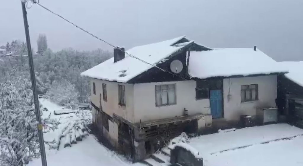 Sivas'ta Kar Yağışı Başladı: Koyulhisar ve Yüksek Kesimler Beyaza Büründü AW579219 05 | Gündem Sivas™ Haber