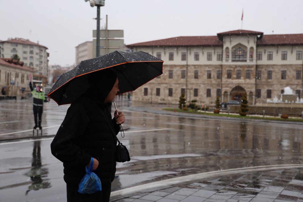 Sivas'ta Kar Sürprizi: Yağmur Bitti, Kar Başladı! AW579239 04 | Gündem Sivas™ Haber