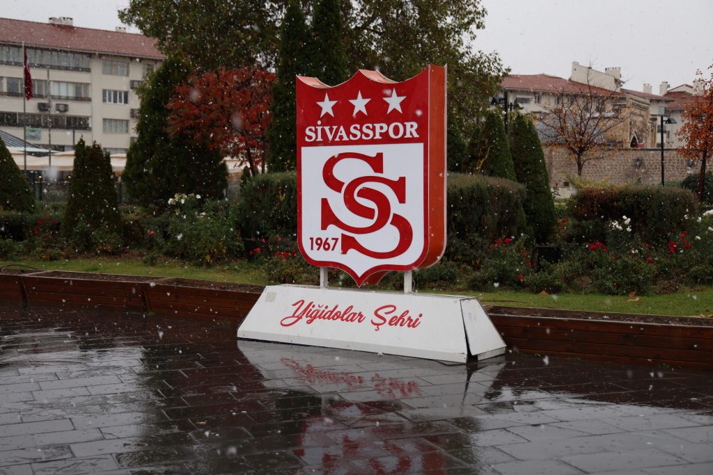 Sivas’ta Kar Sürprizi: Yağmur Bitti, Kar Başladı!