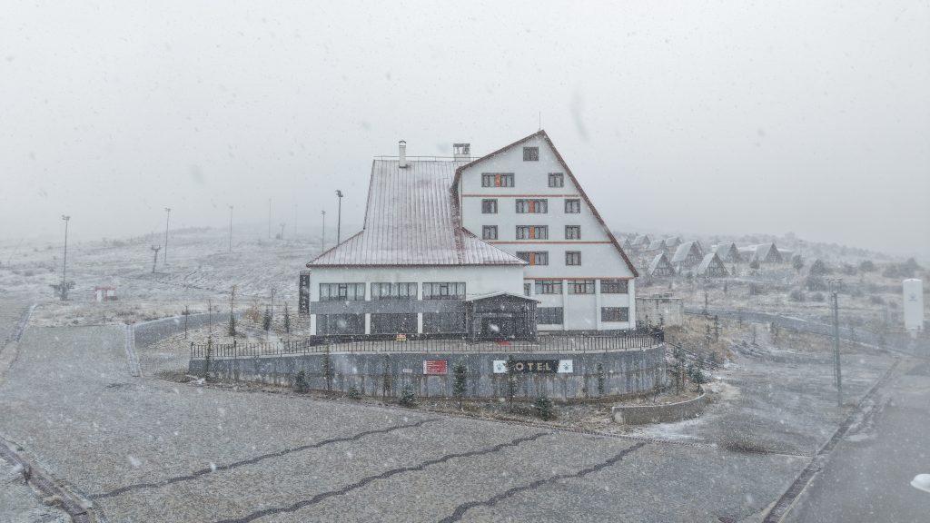 Sivas Yıldız Dağı Kayak Merkezi'nde Sezon Öncesi Kar Coşkusu! AW579313 02 | Gündem Sivas™ Haber