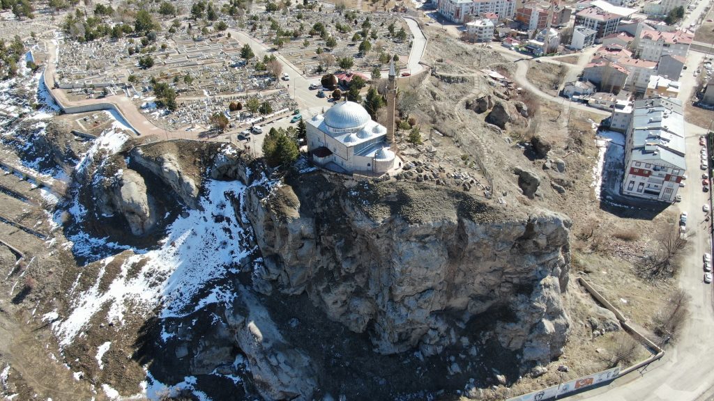 Sivas Yukarı Tekke: Uçurumun Kıyısındaki Cami ve Abdulvahabi Gazi Türbesine Ziyaretçi Akını AW579392 01 | Gündem Sivas™ Haber