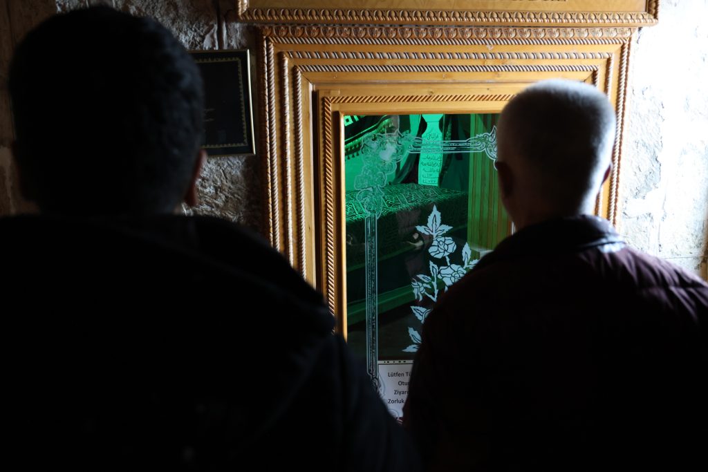 Sivas Yukarı Tekke: Uçurumun Kıyısındaki Cami ve Abdulvahabi Gazi Türbesine Ziyaretçi Akını AW579392 02 | Gündem Sivas™ Haber