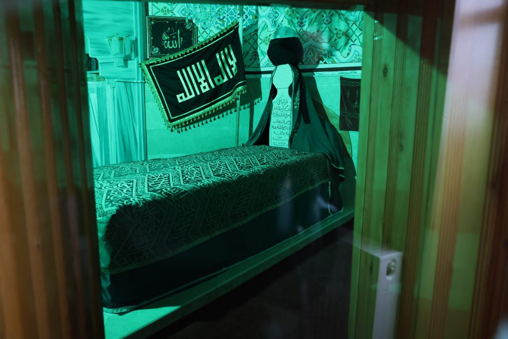 Sivas Yukarı Tekke: Uçurumun Kıyısındaki Cami ve Abdulvahabi Gazi Türbesine Ziyaretçi Akını