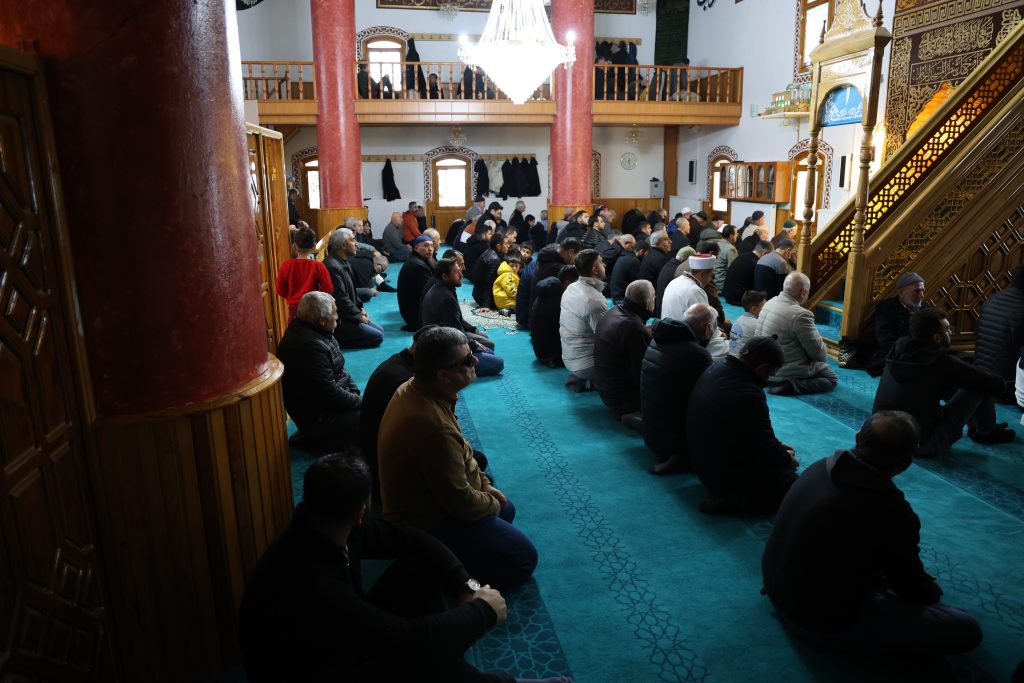 Sivas Yukarı Tekke: Uçurumun Kıyısındaki Cami ve Abdulvahabi Gazi Türbesine Ziyaretçi Akını AW579392 04 | Gündem Sivas™ Haber
