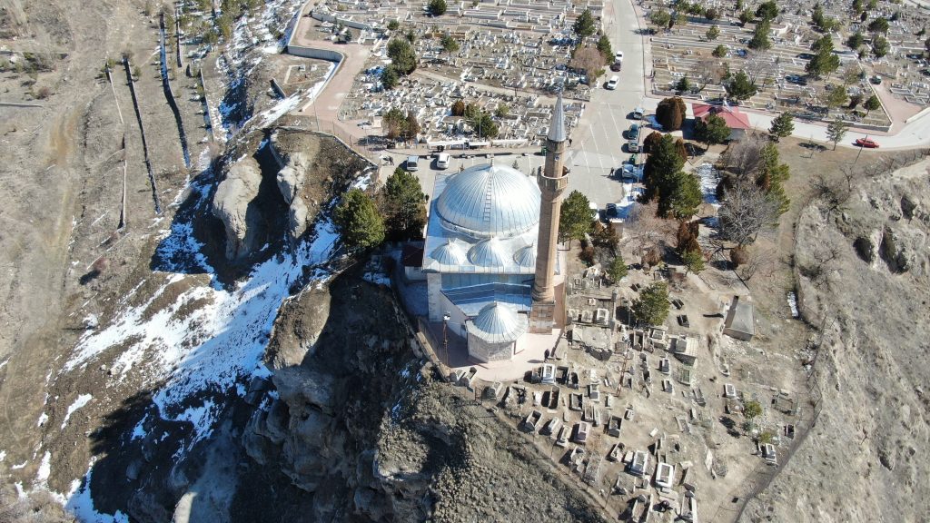 Sivas Yukarı Tekke: Uçurumun Kıyısındaki Cami ve Abdulvahabi Gazi Türbesine Ziyaretçi Akını AW579392 05 | Gündem Sivas™ Haber