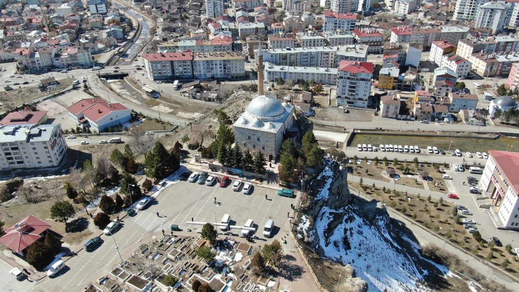 Sivas Yukarı Tekke: Uçurumun Kıyısındaki Cami ve Abdulvahabi Gazi Türbesine Ziyaretçi Akını AW579392 06 | Gündem Sivas™ Haber