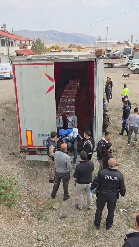 Sivas'ta Tır Dorsesinde 18 Düzensiz Göçmen Yakalandı: İnsan Kaçakçıları Tutuklandı AW579472 01 | Gündem Sivas™ Haber