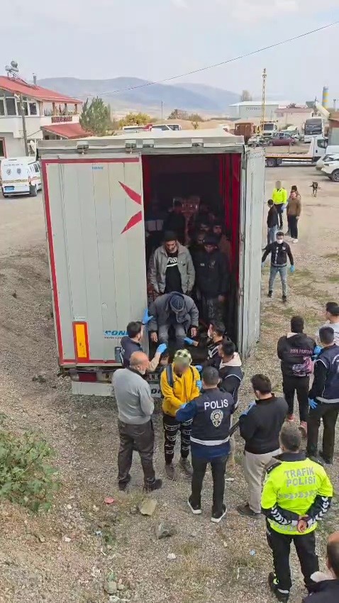 Sivas’ta Tır Dorsesinde 18 Düzensiz Göçmen Yakalandı: İnsan Kaçakçıları Tutuklandı