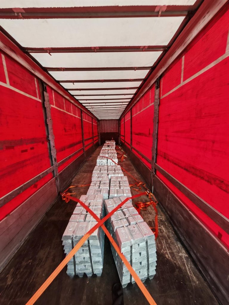 Sivas'ta Tır Dorsesinde 18 Düzensiz Göçmen Yakalandı: İnsan Kaçakçıları Tutuklandı AW579472 03 | Gündem Sivas™ Haber