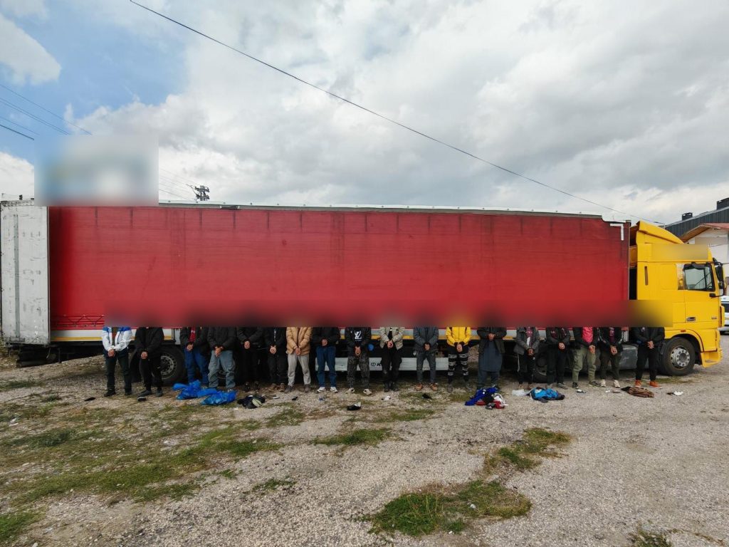 Sivas'ta Tır Dorsesinde 18 Düzensiz Göçmen Yakalandı: İnsan Kaçakçıları Tutuklandı AW579472 04 | Gündem Sivas™ Haber