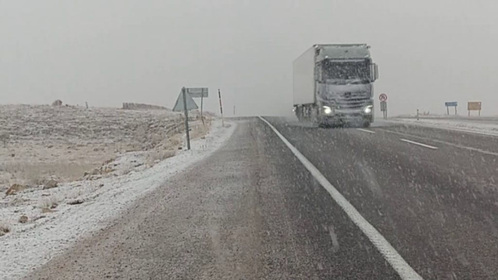 Sivas Kar Yağışı: Ulaşımda Aksaklıklar ve Kontrollü Geçiş