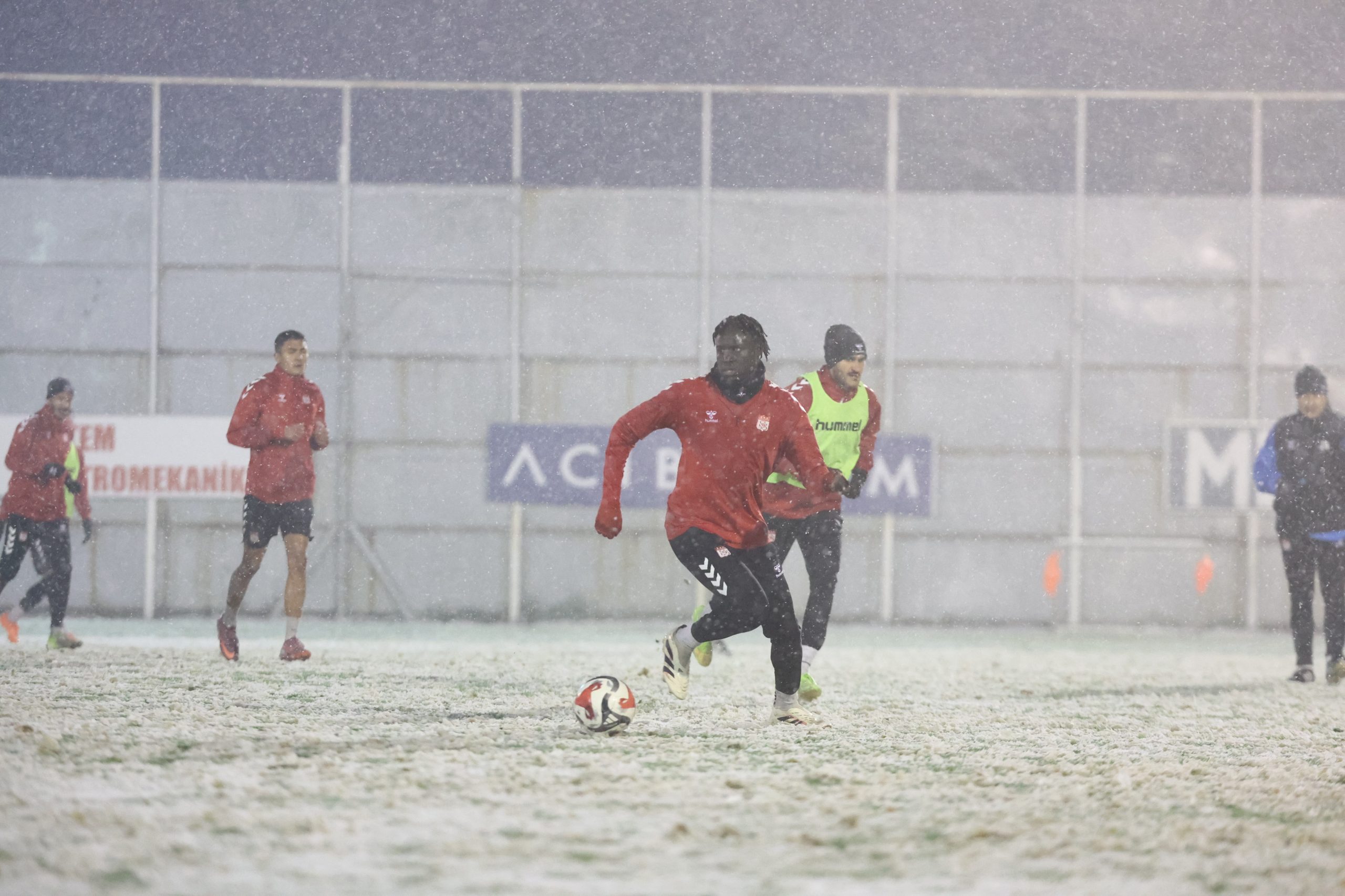 Trendyol 1. Lig Maçı Öncesi Kritik Hazırlık: Özbelsan Sivasspor'dan Kar Altında Antrenman!