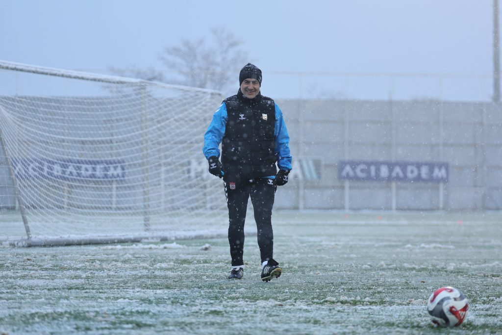 Trendyol 1. Lig Maçı Öncesi Kritik Hazırlık: Özbelsan Sivasspor'dan Kar Altında Antrenman! AW579608 02 | Gündem Sivas™ Haber