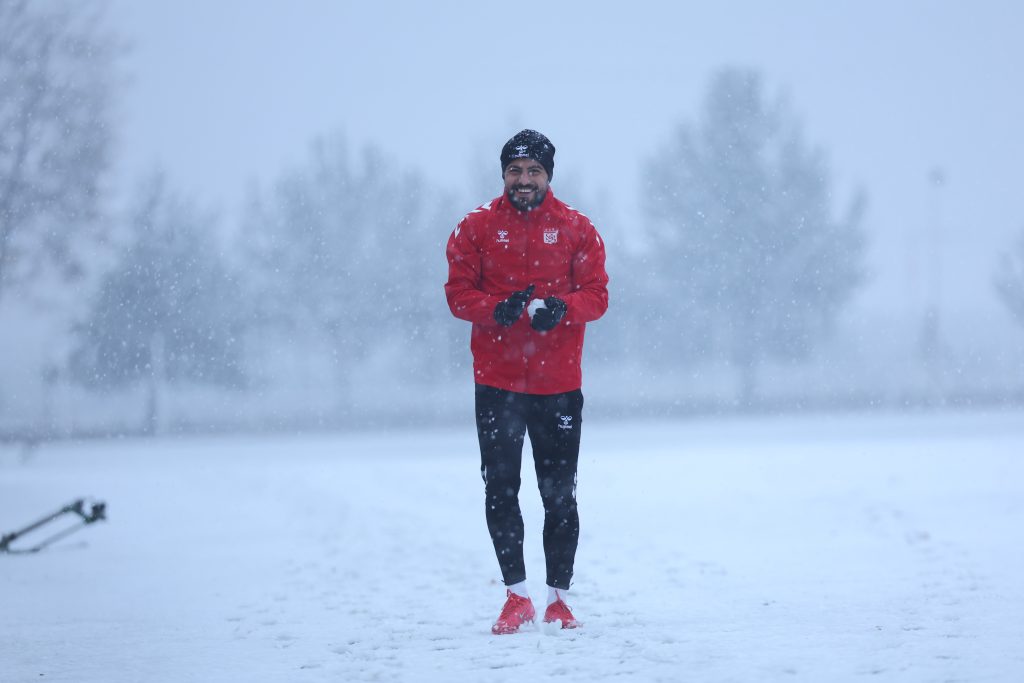 Trendyol 1. Lig Maçı Öncesi Kritik Hazırlık: Özbelsan Sivasspor'dan Kar Altında Antrenman! AW579608 03 | Gündem Sivas™ Haber