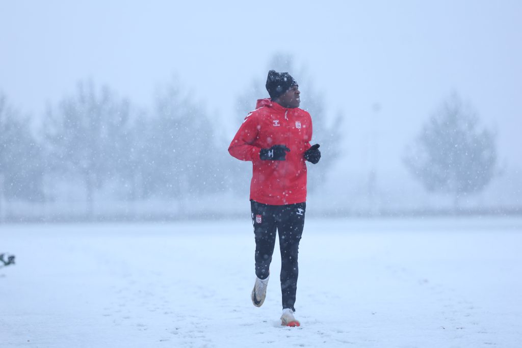 Trendyol 1. Lig Maçı Öncesi Kritik Hazırlık: Özbelsan Sivasspor'dan Kar Altında Antrenman! AW579608 04 | Gündem Sivas™ Haber