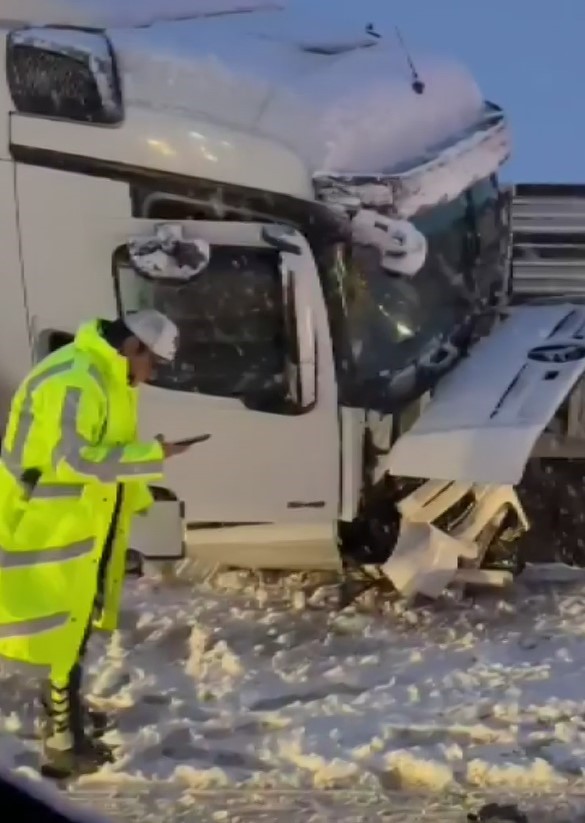 Sivas-Malatya Karayolu'nda Zincirleme Kaza: 1 Ölü, 5 Yaralı Sivas-Malatya Karayolu’nda Zincirleme Kaza: 1 Ölü, 5 Yaralı
