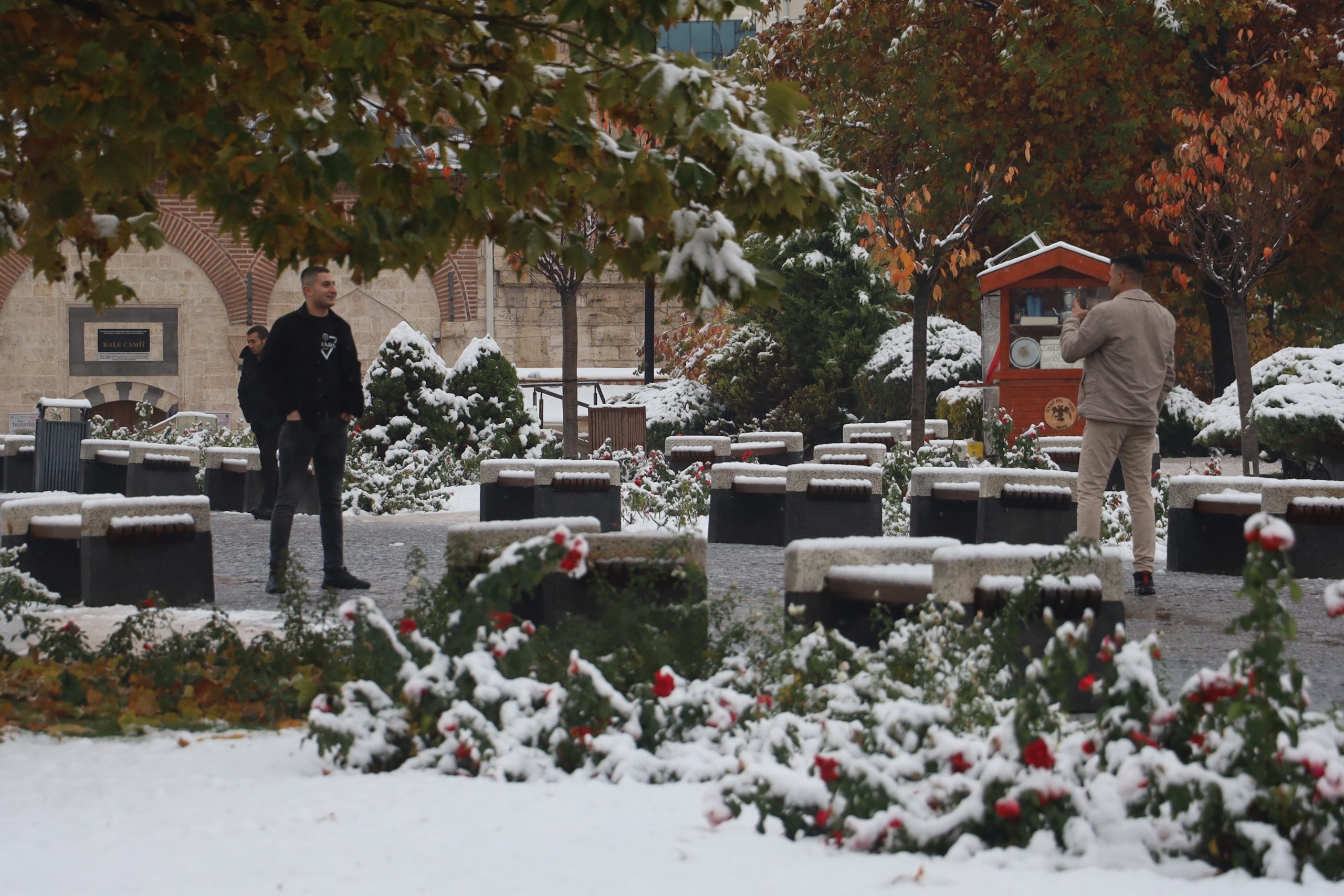 Yoğun Kar Yağışı Başladı: Şehir Beyaz Örtüyle Kaplandı, Kartpostallık Manzaralar Oluştu