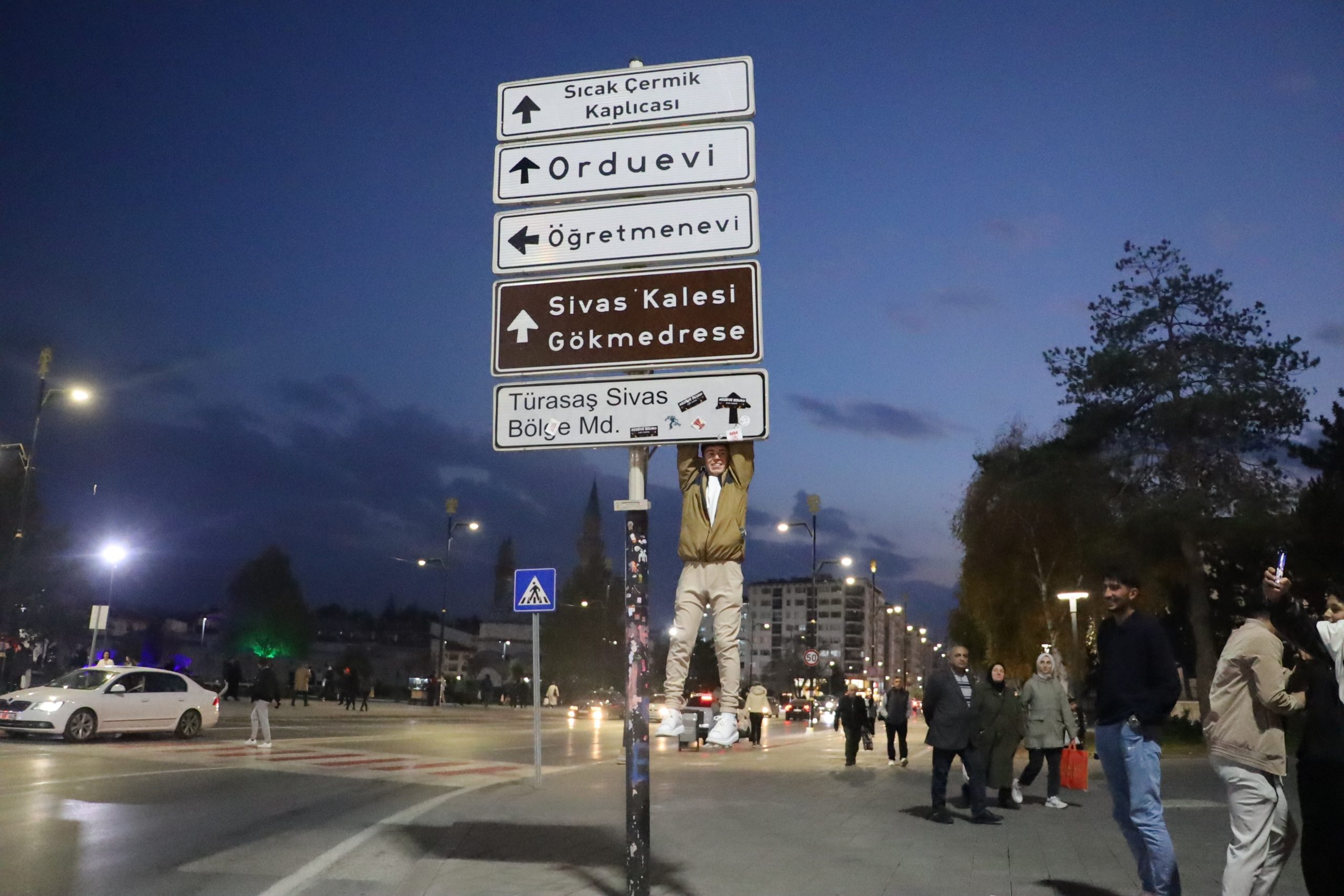 Sivas'ta Gençlerden Tartışmalı Akım: Tabelalara Asılma Trendi Şehre Sıçradı