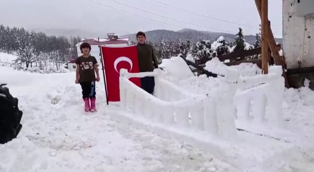 Kardan 15 Temmuz Şehitler Köprüsü, Sivas Koyulhisar'da Görenleri Duygulandırdı AW580411 02 | Gündem Sivas™ Haber